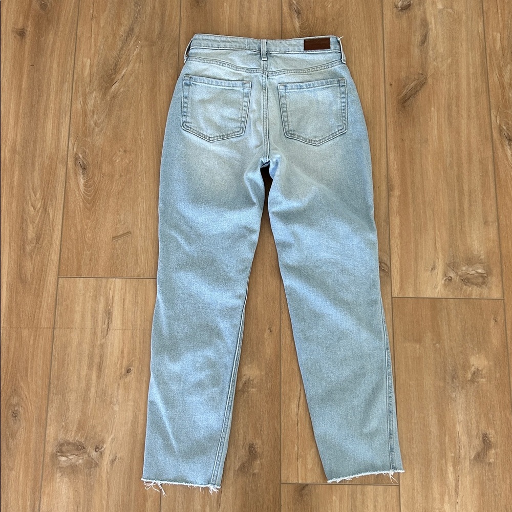 Like new - HOLLISTER Ultra High-Rise Mom Jeans